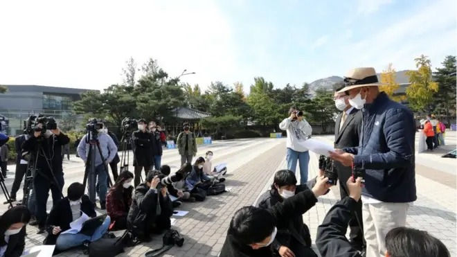 서해 북단 소연평도 해상에서 실종됐다가 북한군에 사살된 해양수산부 공무원의 형 이래진 씨가 지난해 10월 28일 청와대 분수대 앞에서 사건에 대한 청와대 정보공개청구 기자회견을 갖고 있다