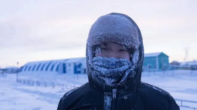 คนสวมชุดกันหนาวมีหิมะเกาะ