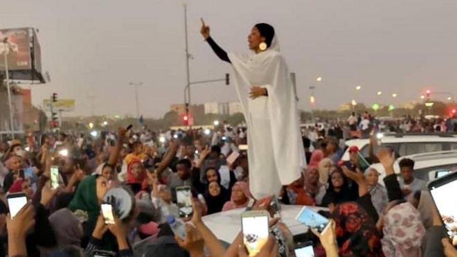 萨拉赫(Alaa Salah)在苏丹参加抗议活动的照片，吸引了全球的注意力。