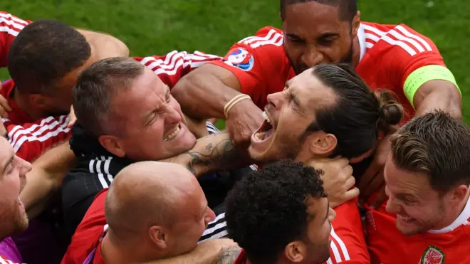 La celebración de toda Gales con el tanto de Bale.