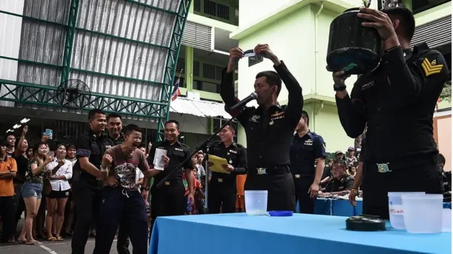 การจับใบดำ-ใบแดงของชายไทยท่ามกลางกองเชียร์เป็นบรรยากาศที่พบเห็นเป็นประจำในช่วงเดือน เม.ย. ของทุกปี แต่ปีนี้กระทรวงกลาโหมได้สั่งให้งดกองเชียร์เพื่อป้องกันการแพร่ระบาดของโควิด-19