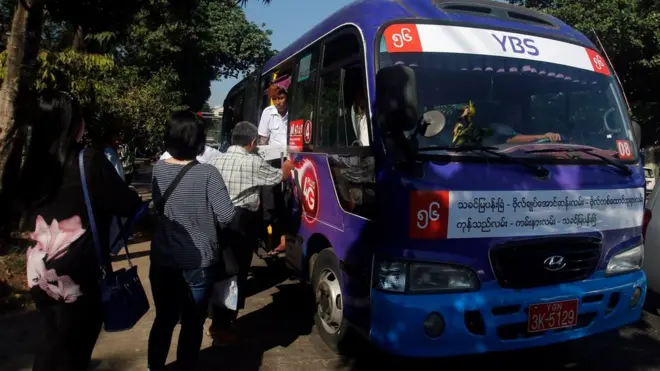 မှတ်တိုင် တိုင်းလိုလိုမှာ ခရီးသည်တွေကို စေတနာဝန်ထမ်းအဖွဲ့တွေက ကူညီပေးနေ