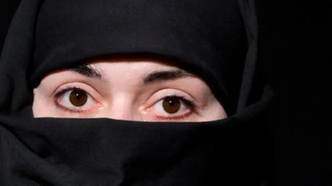 బుర్ఖాలో ఒక మహిళ