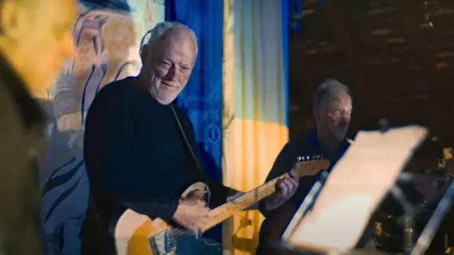 Pink Floyd виконує спільну пісню з українським музикантом Андріє Хливнюком. Пісдя початку повномасштбаного вторгнення від приєднався до Сил оборони України