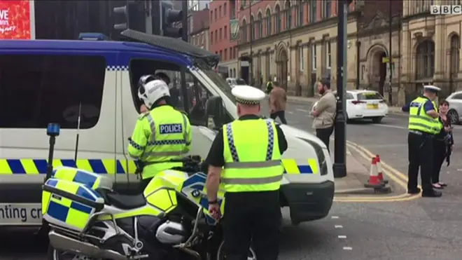 تعقد اللجنة الأمنية البريطانية المعروفة باسم "كوبرا" اجتماعا أمنيا طارئا لبحث تداعيات الانفجارفي مدينة مانشستر، مراسل بي بي سي مراد الشيشاني ينقل آخر التطورات من موقع الانفجار