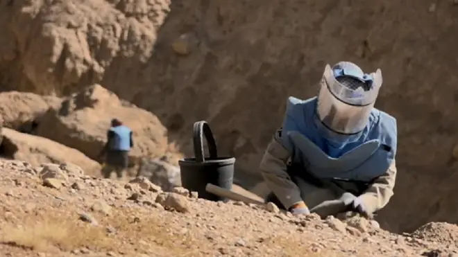 Perempuan pembersih ranjau