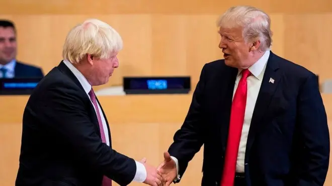 Tổng thống Mỹ Donald Trump bắt tay ông Boris Johnson, khi đó là Ngoại trưởng Anh trước một phiên họp về cải tổ Liên Hợp Quốc ở trụ sở LHQ tại New York hôm 18/9/2017