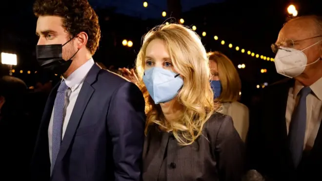 霍爾姆斯和家人離開法庭