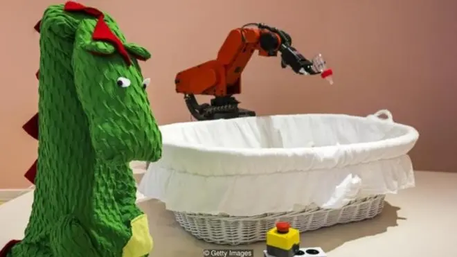 Sebuah kostum naga digunakan untuk membuat robot industrial botol makan tampak sedikit lebih bersahabat (Kredit: Getty Images)