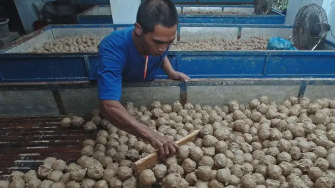 Foto ilustrasi pedagang bakso kelimpahan permintaan.