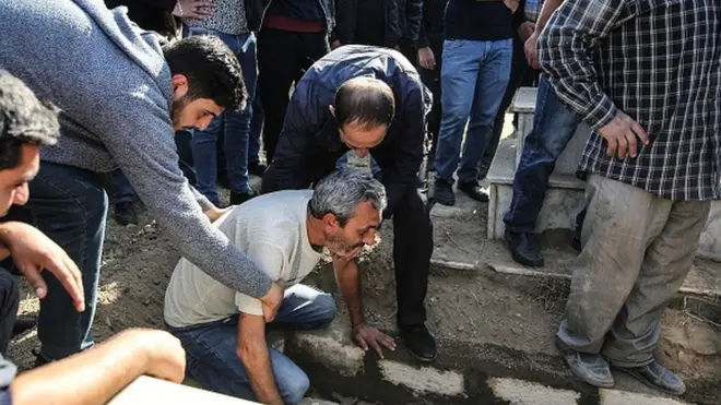 Zahid Əliyev Gəncədə raket zərbəsiylə ağır yaralanaraq ölən 28 yaşlı qızı - Günayın qəbri üstündə. Onun qızı eyni həmlədə həyatını itirən əri və qayınanasının yanında dəfn olunub