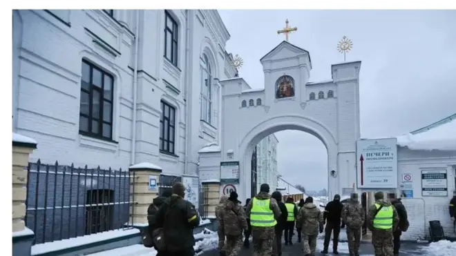 دير بيكيرسك لافرا