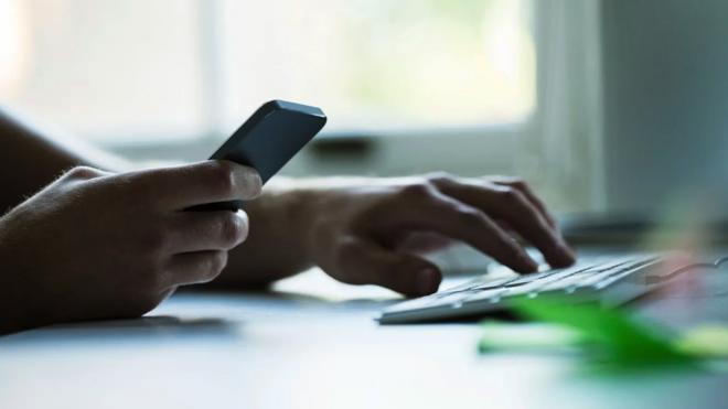 Maospoker dinheiropessoa trabalhando