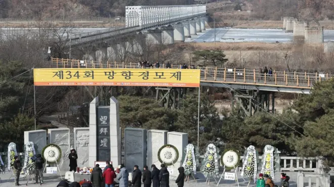 지난해 설날 임진각 망배단에서 열린 망향경모제에서 실향민들이 북녘을 향해 차례를 지내고 있다