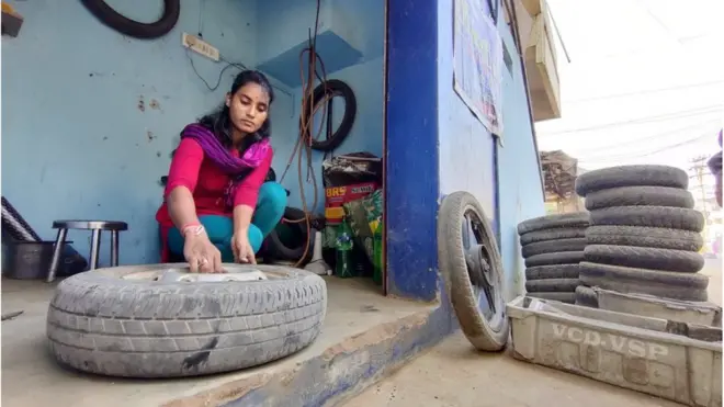 లేడీ బైక్ మెకానిక్