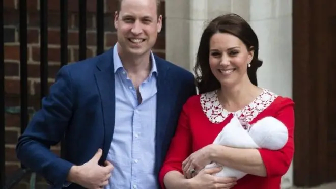 영국 윌리엄 왕세손과 부인 케이트 미들턴 왕세손빈이 셋째 아이를 출산하고 병원을 떠나고 있다