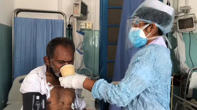 ''මේ තත්ත්වය තව මාස තුනක් වගේ දිගටම ගියොත් අත්‍යවශ්‍ය නොවන ඖෂධවල, පුද්ගලයන්ට විශේෂ වූ වෙළෙඳ නාමයෙන් ගන්න ඖෂධවල ප්‍රශ්නයක් එන්න පුළුවන්.''