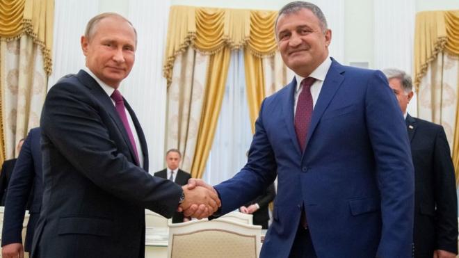 En esta foto de 2018 se ve al presidente de Rusia, Vladimir Putin, recibiendo en el Kremlin, al presidente de Osetia del Sur, Anatoly Bibilov.