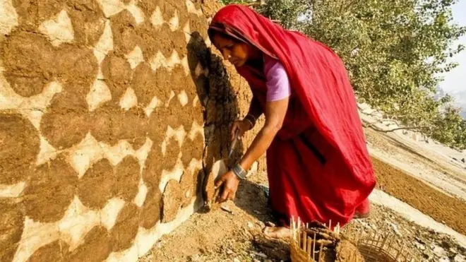 گوبر دیوار پر لیپا جا رہا ہے