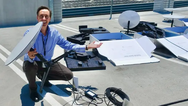 استیو جوروتسون از اعضای هیات مدیره شرکت «اسپیس ایکس» در کنار «ترمینال استارلینک» که برای مشتریان ارسال می‌شود﻿