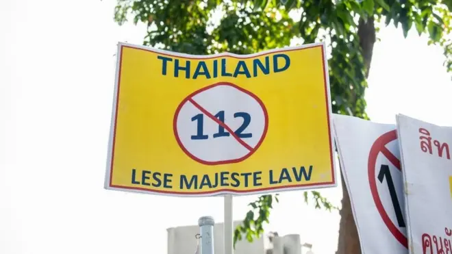 ป้ายประท้วง ม.112