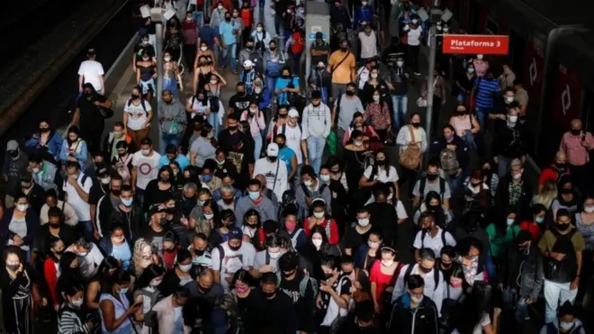 Pessoas na estação de trem da Luz, em São Paulo