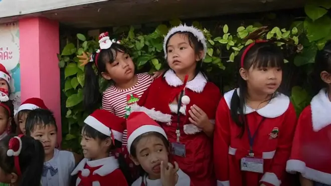 كيف يستقبل العالم عيد الميلاد؟