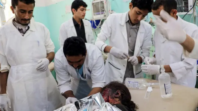 وفقا لتغريدة للصليب الأحمر، استقبل مستشفى في المنطقة عشرات القتلى والجرحي