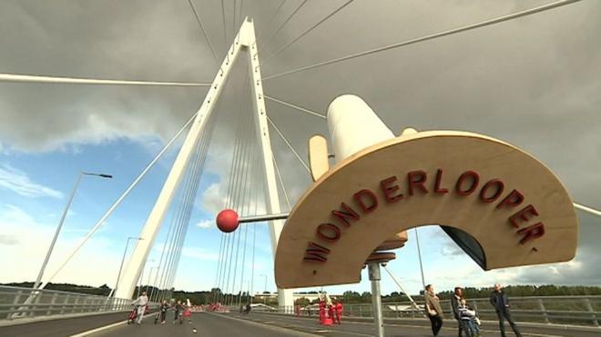 Sunderland £31m stadium footbridge plan takes step forward - BBC News