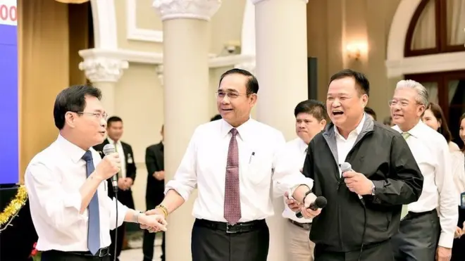 นายกฯ โชว์จับมือ 2 หัวหน้าพรรคร่วมรัฐบาล "จุรินทร์-จุรินทร์" (ซ้าย-ขวา) ร้องเพลงจับมือไว้แล้วไปด้วยกันในกิจกรรมเลี้ยงสังสรรค์สื่อมวลชนเนื่องในวันปีใหม่