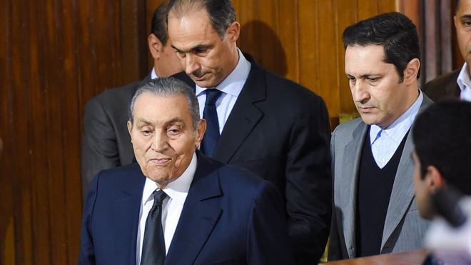 مبارك عند دخوله قاعة المحكمة