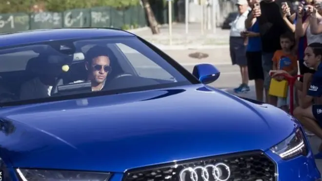 Шаршембиде Неймар командасына кете турганын билдирүү үчүн машыгууга келди.