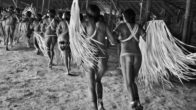 Sebastião Salgado conseguiu fotografar terras indígenas até 2019, como no caso desta cerimônia yanomami na comunidade Piaú; viagens planejadas para 2020, como um retorno à Raposa Serra do Sol, foram impedidas pela pandemia