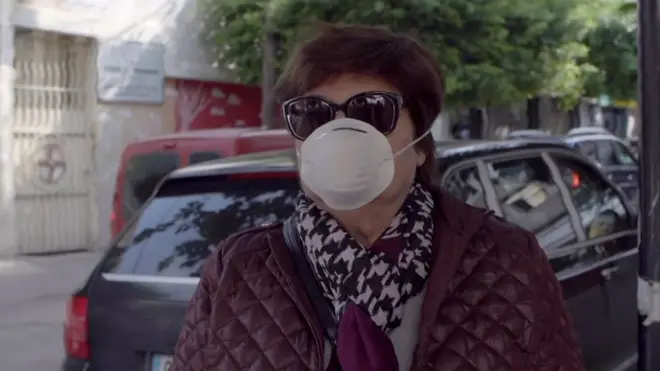 امرأة ترتدي كمامة