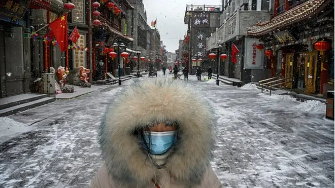 китаянка в аптечной маске