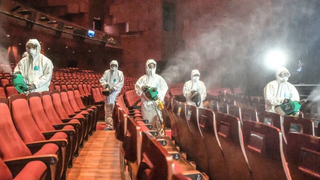 지난 30일 서울 종로구 세종문화회관에서 방역 관계자들이 공연장 방역을 하고 있다