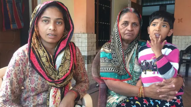 अजीत कुमार की मां और उनकी पत्नी मीना गौतम