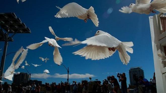 นกพิราบขาว 58 ตัวถูกปล่อยสู่ท้องฟ้าในพิธีรำลึกถึงผู้เสียชีวิตในเหตุกราดยิงในลาสเวกัสเมื่อวันที่ 1 ตุลาคมเดือนนี้