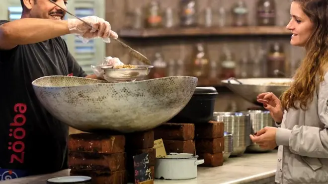 Еда из ресторанного дворика