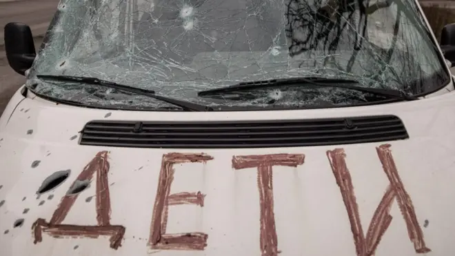 Üzərinə "Uşaqlar" yazılmış və gülləbaran edilmiş çox sayda maşın var