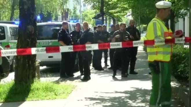 На улицах возле станции Unterfoehring проходит полицейская операция