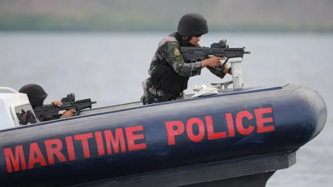 Países como Filipinas patrullan sus aguas fuertemente armados para evitar el ingreso de embarcaciones ilegales.