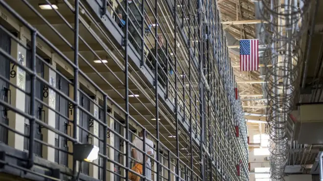 Заключенные считают, что им недостаточно платят за работу в тюрьме, а сами тюрьмы переполнены