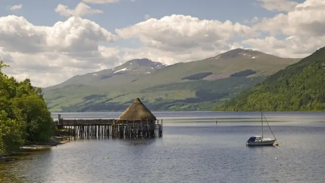Ada 18 crannog yang diteliti di Loch Tay, dan ini adalah rekonstruksi dari Scottish Crannog Centre.