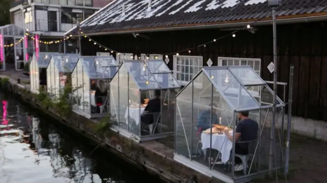 رواد مطعم يلتزمون بالتباعد الاجتماعي