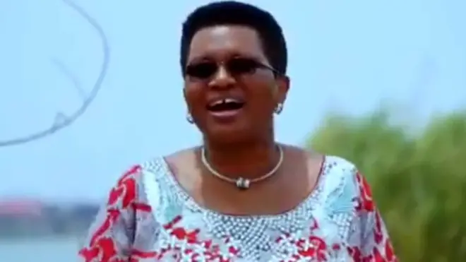 Madamu Denise Nkurunziza aririmba muri iyo ndirimbo ye