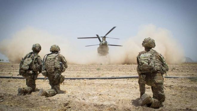 Американские военнослужащие обеспечивают безопасность при посадке вертолета в афганской провиции Кандагар