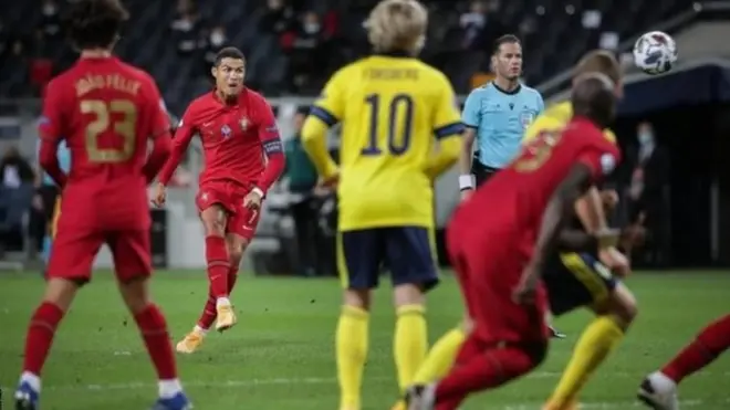 سجل كريستيانو رونالدو 57 ركلة حرة في مسيرته، 10 منها مع منتخب البرتغال