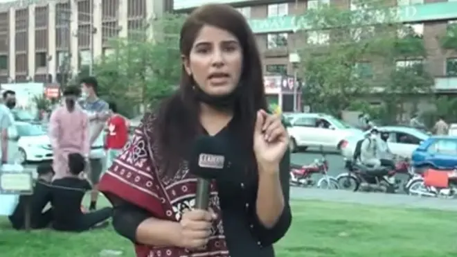 دس منٹ سے زائد طویل اس ویڈیو میں خاتون میزبان مظاہرے کے شرکا کے لباس اور سرگرمیوں پر تنقید کرتی رہیں