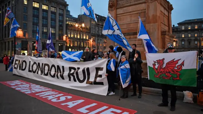 在斯特金周一（3月13日）宣布寻求第二次独立公投后，支持者在格拉斯哥打出横幅“结束伦敦统治”。